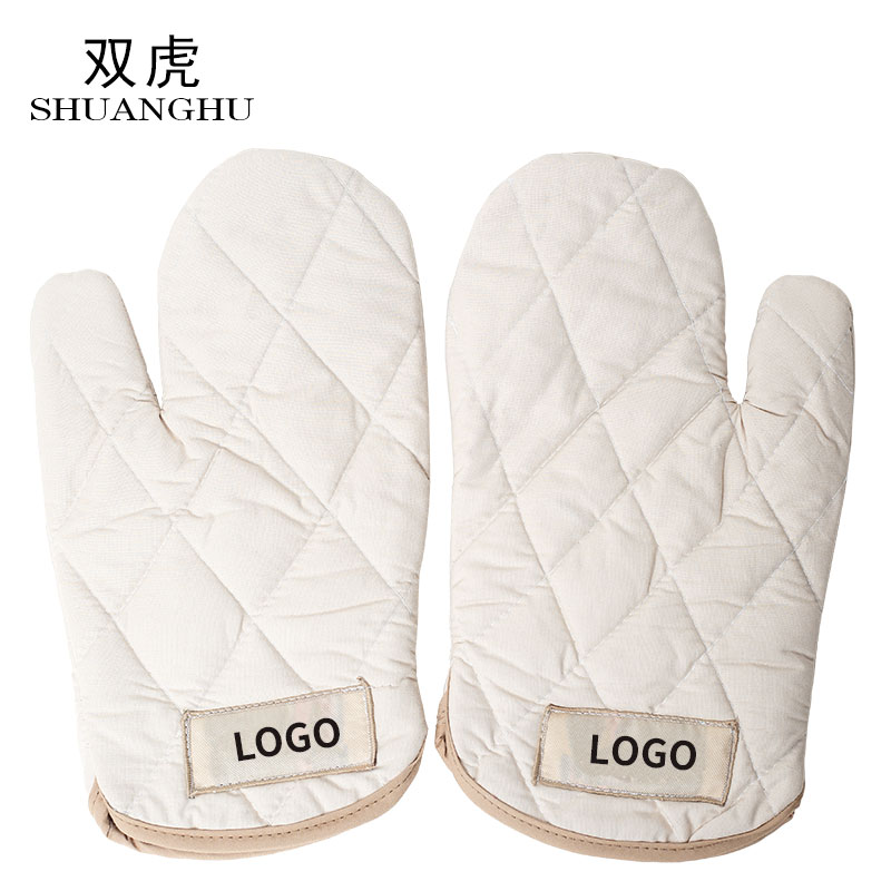 Heat insulation and scald proof gloves for microwave oven